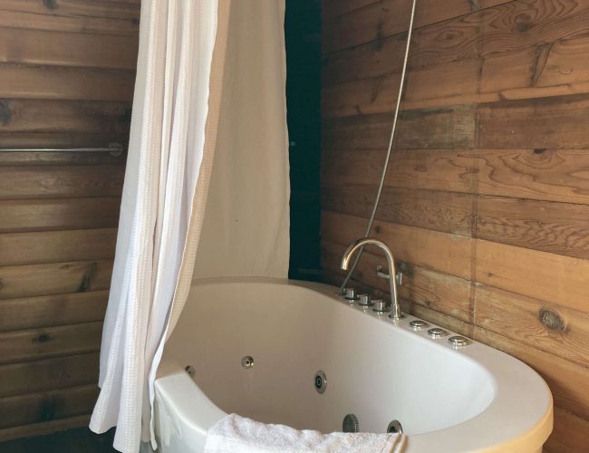 2 bedroom cottage at Castaways jacuzzi tub